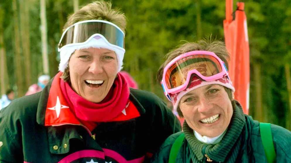 On January 4, 2023, Rosi Mittermaier (right) died of cancer at the age of 72. Now her sister Evi has spoken about the special relationship between the two women. The picture of the sisters was taken in the winter of 1989.