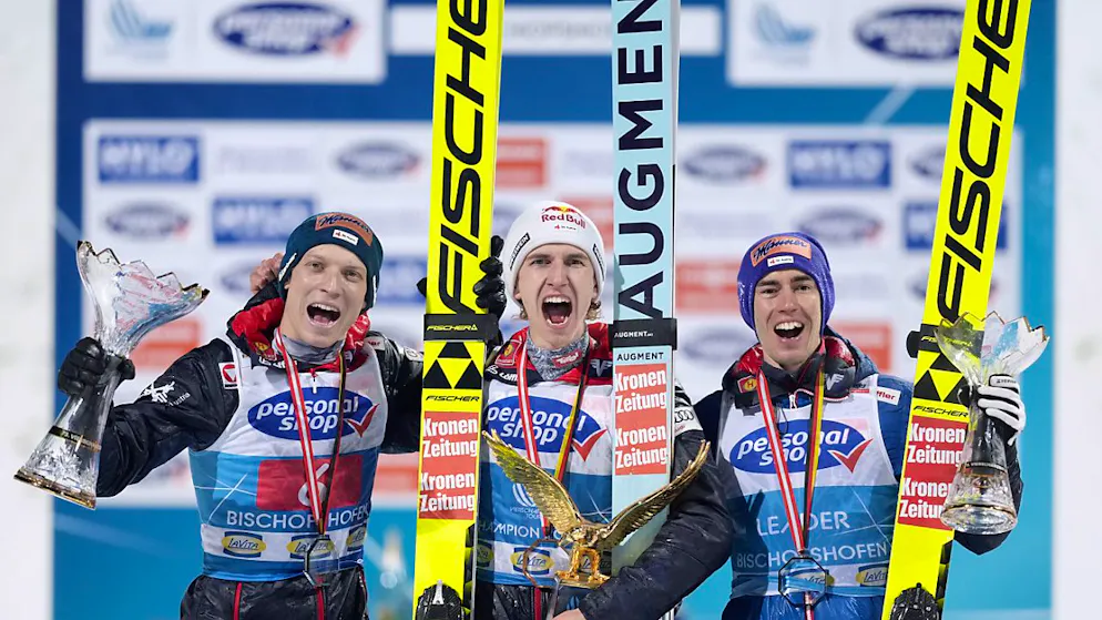 Von drei auf eins im letzten Sprung - Gallery. Am Schluss freuen sich doch alle drei: Jan Hörl, Sieger Daniel Tschofenig und Stefan Kraft
