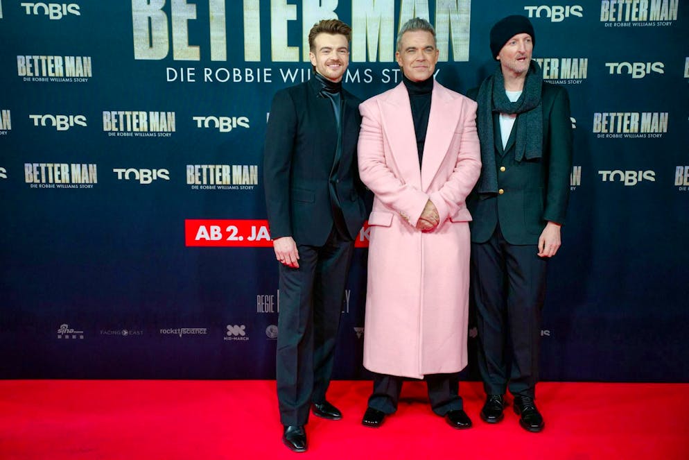Robbie Williams, l'attore Jonno Davies (a sinistra) e il regista Michael Gracey presentano «Better Man» a Colonia.