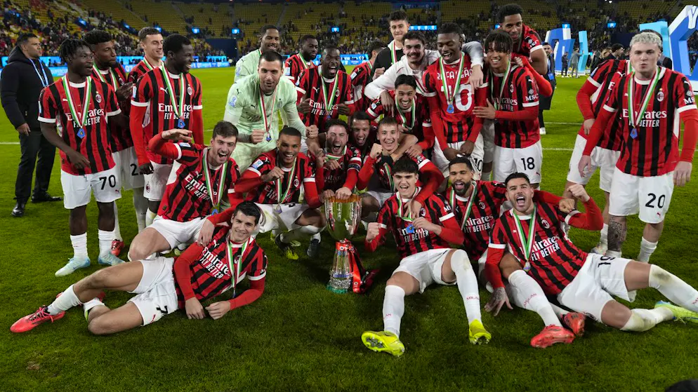 Die Milan-Spieler jubeln über den Sieg im Supercup.