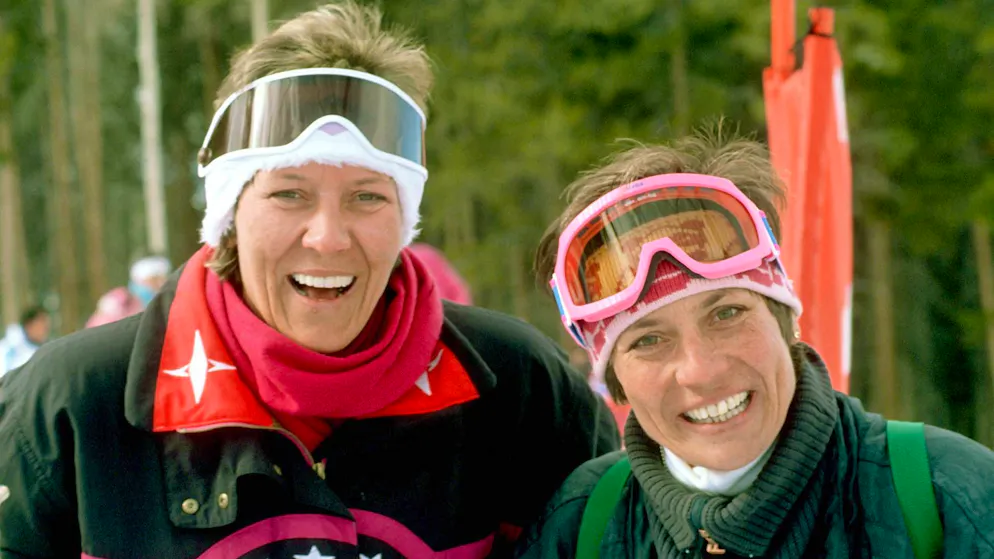Am 4. Januar 2023 starb Rosi Mittermaier (rechts) im Alter von 72 Jahren an Krebs. Jetzt sprach ihre Schwester Evi über die besondere Beziehung zwischen den beiden Frauen. Das Bild der Schwestern entstand im Winter 1989.
