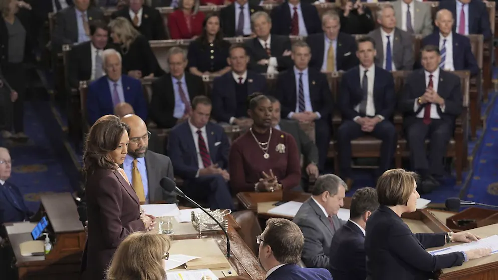 La session conjointe du Congrès se réunit pour confirmer les votes du collège électoral, confirmant la victoire du président élu Donald Trump à l'élection présidentielle, lundi, au Capitole des États-Unis à Washington, sous le regard de la vice-présidente Kamala Harris.