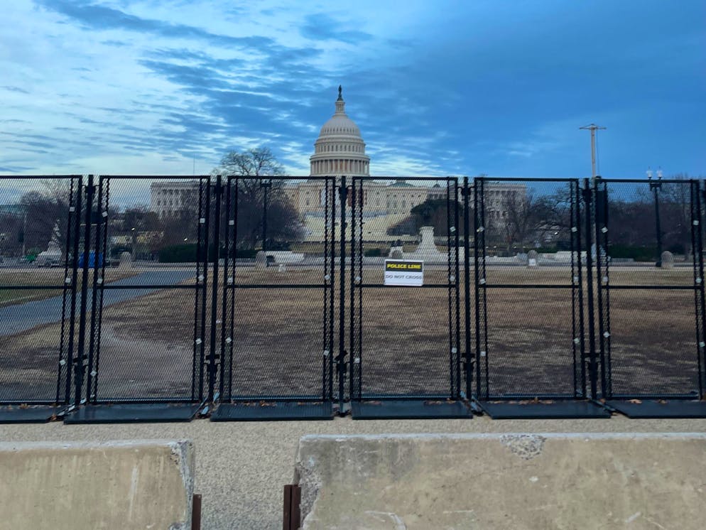Kamala Harris und der US-Kongress bestätigen heute Trumps Wahlsieg. Zäune und Betonelemente sperren das Gebäude weiträumig ab. 