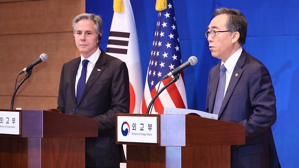 Il segretario di Stato americano Antony Blinken (a sinistra) con il suo omologo sudcoreano Cho Tae-yul in conferenza stampa a Seul