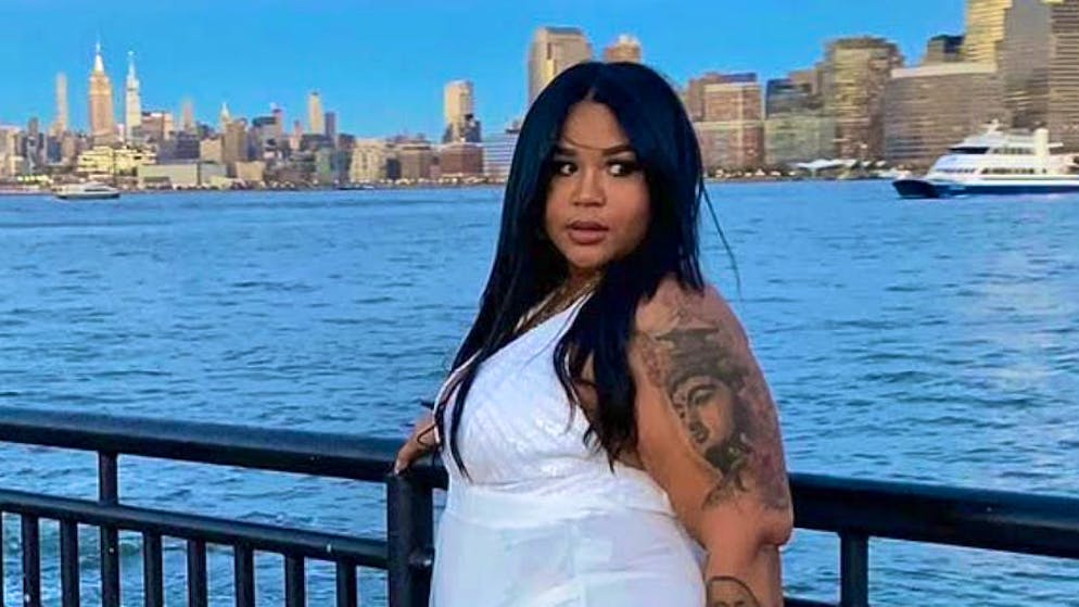 Era incinta. La giovane influencer «Killadamente» muore soffocata durante una cena