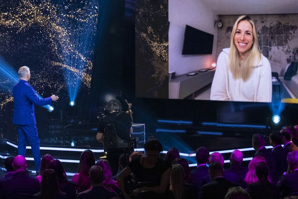 Lara Gut-Behrami riceve il premio di Atleta dell'anno 2024 durante la cerimonia degli Sports Awards 2024 negli studi della SRF a Zurigo.