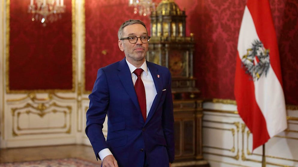 Österreichs FPÖ-Chef Herbert Kickl verlässt das Präsidialamt nach einem Treffen mit Bundespräsident Van der Bellen. Foto: Heinz-Peter Bader/AP/dpa