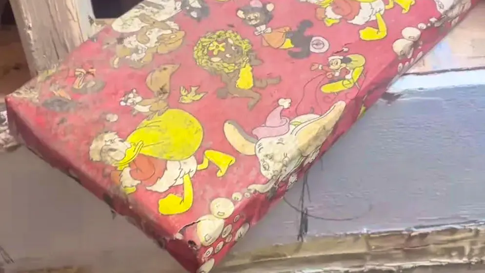 Un americano trova un regalo di Natale dietro un muro, decenni dopo.