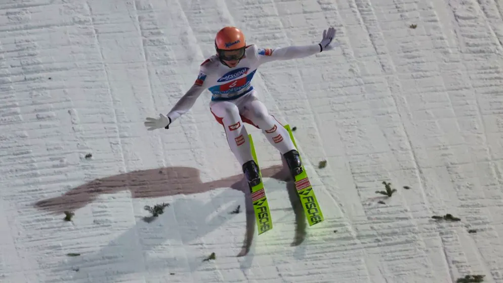 Von drei auf eins im letzten Sprung - Gallery. Mit dieser Landung vergab Jan Hörl den Gesamtsieg