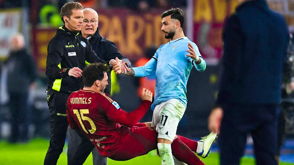 Il difensore della Roma Mats Hummels finisce a terra: ma Valentin Castellanos lo ha davvero colpito di testa?