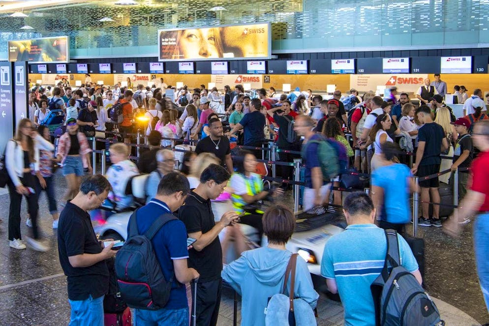 If you plan your trips properly, you can avoid the huge crowds of tourists at the airport.