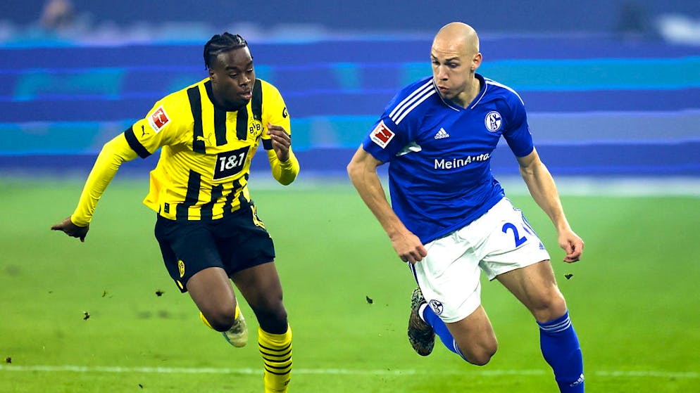 Michael Frey (rechts), hier noch im Schalke-04-Dress, in einer Archivaufnahme aus dem Jahr 2023