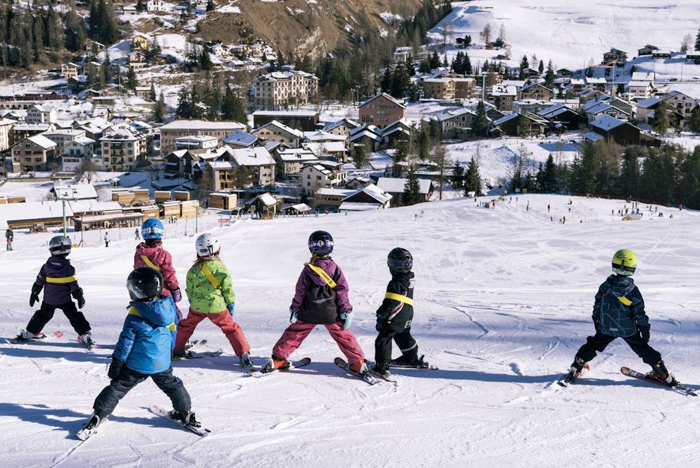 Wer sich die Piste nicht mit Skischüler*innen teilen will, reist am besten in den ersten Januarwochen in die Berge.