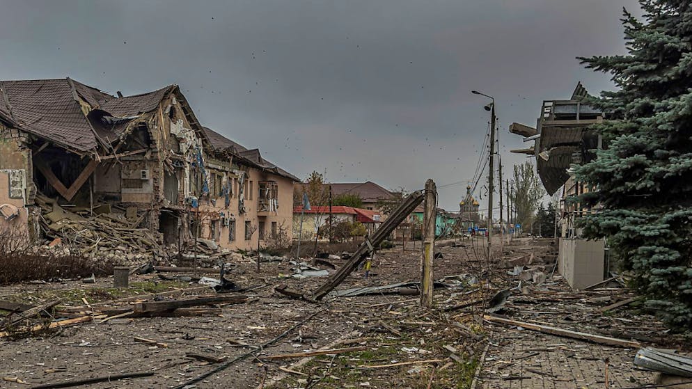 ARCHIV - Eine zentrale Straße ist nach einem russischen Bombardement bedeckt mit Trümmern von zerstörten Wohngebäuden. Foto: Anton Shtuka/AP/dpa/Archivbild