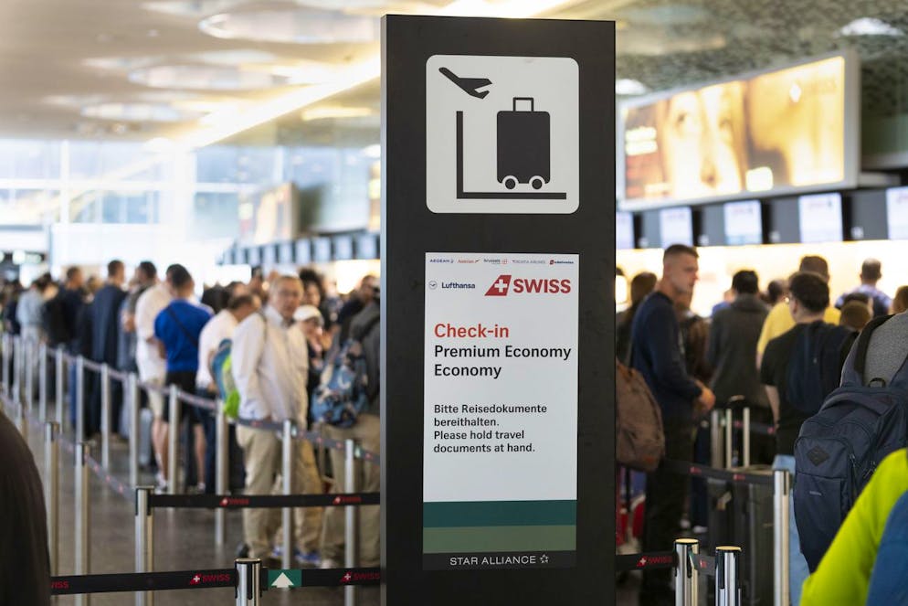 Im September dürfte die Schlange vor dem Check-in-Schalter am Flughafen Zürich deutlich kürzer sein als in den Sommerferien-Wochen (Bild vom 13. Juli 2024).
