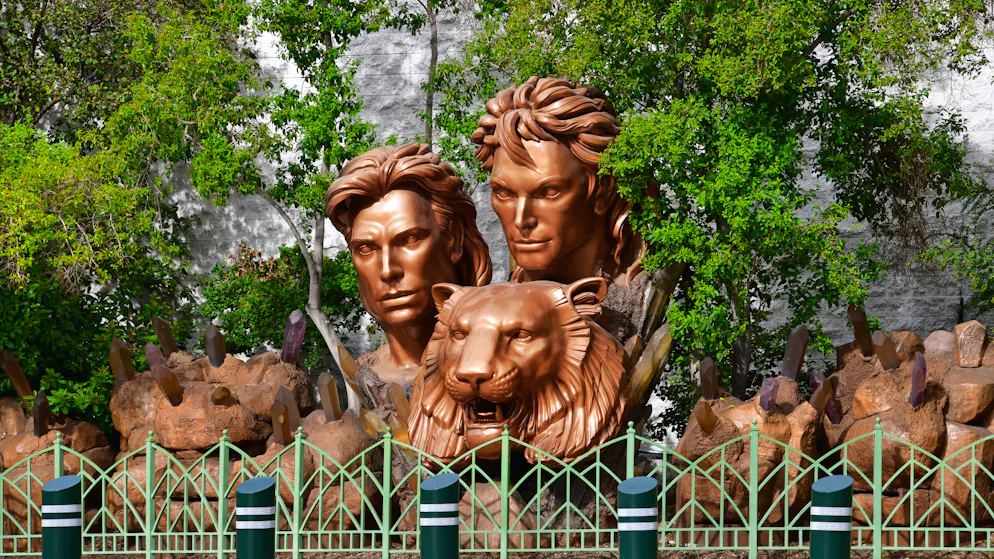 Siegfried und Roys Vermächtnis weicht einem Mega-Projekt. Bisher steht die Bronzestatue der beiden Magier noch, aber auch diese soll noch verschwinden – und in ein Museum verfrachtet werden.