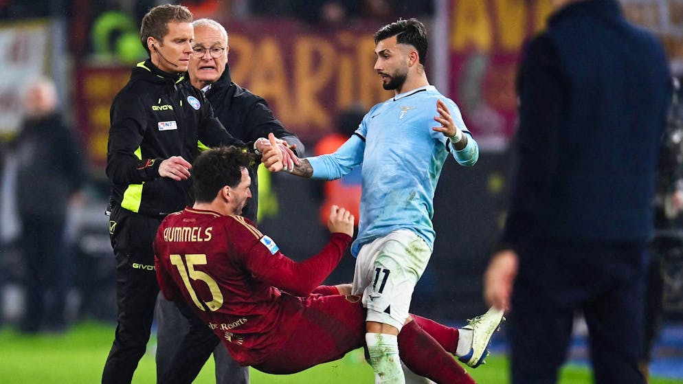 Roma-Verteidiger Mats Hummels geht zu Boden – doch hat ihm Valentin Castellanos wirklich einen Kopfstoss verpasst?