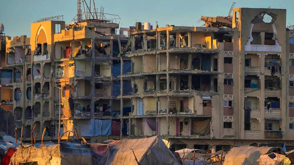 ARCHIVE - Tents for displaced Palestinians stand next to homes damaged by Israeli army attacks in the town of Chan Junis in the Gaza Strip. Photo: Abdel Kareem Hana/AP/dpa