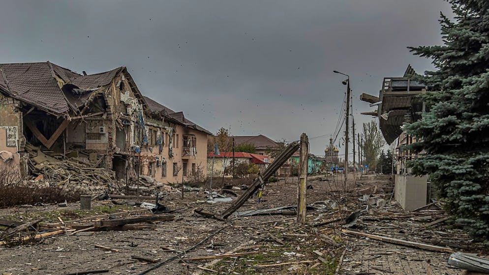 Una strada della città di Khurakovo (Kurakhove in ucraino) coperta da macerie di edifici residenziali distrutti da un bombardamento russo (foto d'archivio)