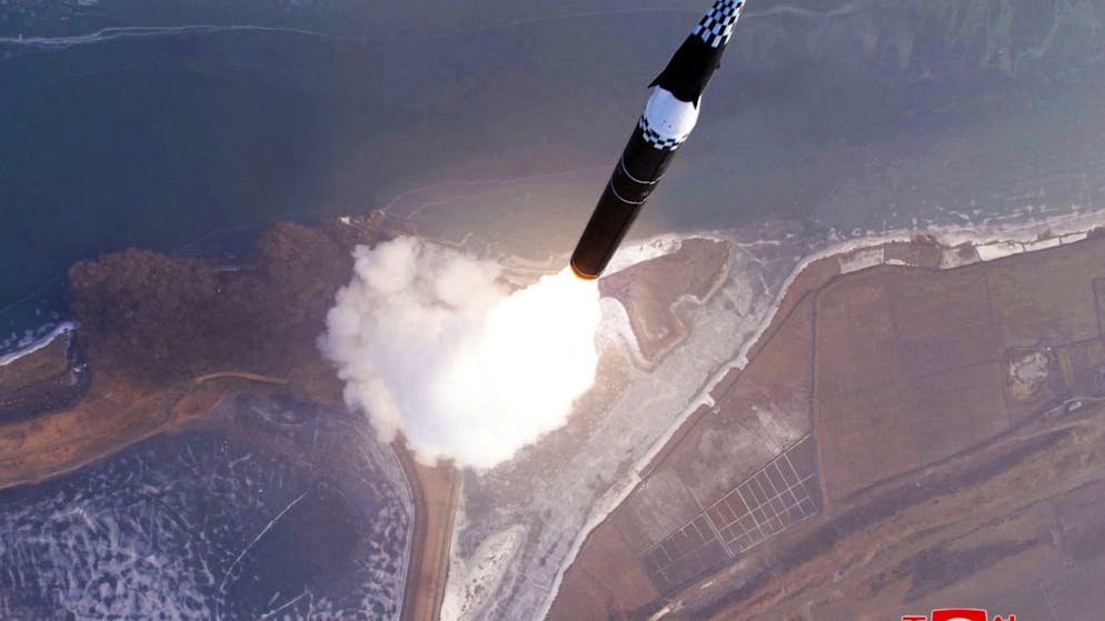 dpatopbilder - HANDOUT - Die von der staatlichen nordkoreanischen Nachrichtenagentur KCNA am 06.01.2025 zur Verfügung gestellte Aufnahme zeigt nach Angaben von KCNA den Testabschuss einer ballistischen Rakete an einem nicht genannten Ort in Nordkorea. Unabhängige Journalisten hatten keinen Zugang zu dem Ereignis, das auf diesem von der nordkoreanischen Regierung verbreiteten Bild zu sehen ist. Der Inhalt dieses Bildes ist so, wie er zur Verfügung gestellt wurde und kann nicht unabhängig überprüft werden. Das Wasserzeichen in koreanischer Sprache auf dem Bild lautet wie von der Quelle angegeben: «KCNA» ist die Abkürzung für Korean Central News Agency. Foto: Uncredited/KCNA/KNS/dpa - ACHTUNG: Nur zur redaktionellen Verwendung und nur mit vollständiger Nennung des vorstehenden Credits