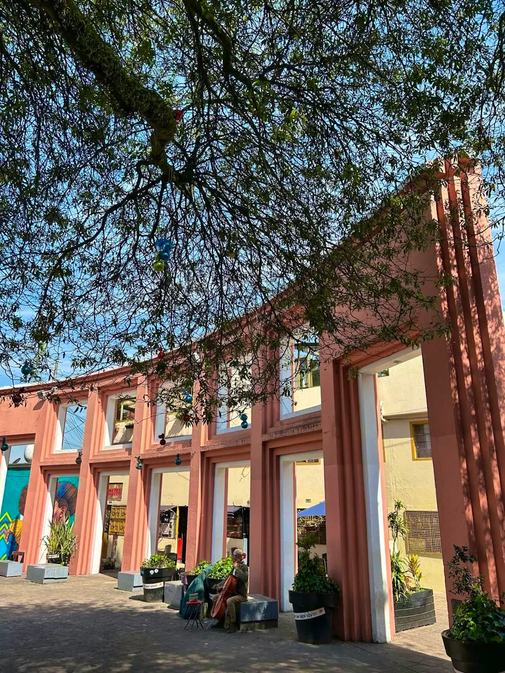 Bogotà. The free walking tours in Bogotá start at the Chorro de Quevedo square. The La Candelaria district has a few highlights in store.