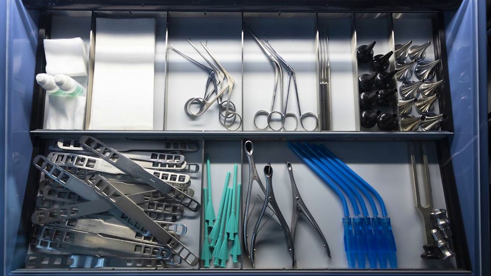 Strafverfahren in Lausanne. Patientin verliert Auge – Chirurg fälscht in Panik OP-Zustimmung