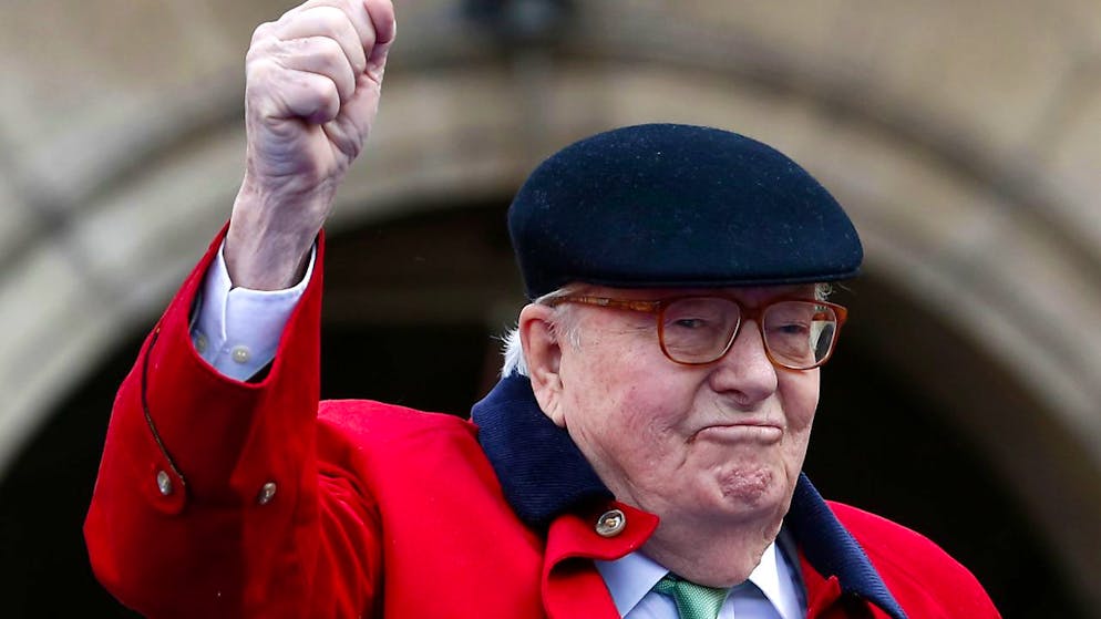 ARCHIV - Jean-Marie Le Pen, der Gründer des rechtsextremen Front National (FN), reckt bei einer Kundgebung zum Tag der Arbeit die Faust. Foto: Kamil Zihnioglu/AP/dpa/Archivbild