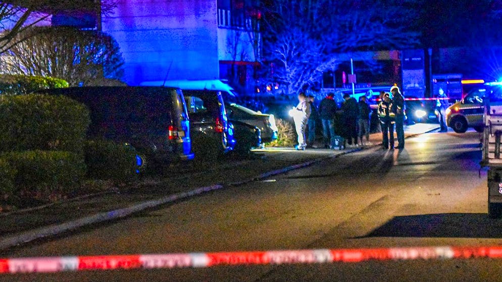 Police officers are on duty near a mechanical engineering company. According to the police, two people have been killed in a shooting at a mechanical engineering company. One person was critically injured. The perpetrator is on the run and a manhunt is underway, a police spokesman said in the evening. Photo: Fabian Koss/onw-images/dpa