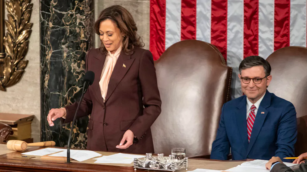 US-Vizepräsidentin Kamala Harris (l.) mit dem Speaker des Repräsentantenhauses Mike Johnson bei der Sitzung beider Kongresskammern am Montag.