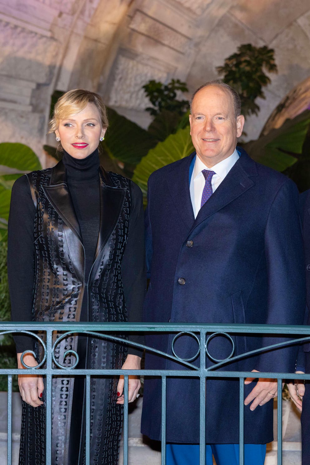 Les tenues luxueuses de Charlène de Monaco. En mode suisse: L'épouse d'Albert II arborait un manteau en cuir noir sophistiqué signé Akris sur un haut à col roulé et un pantalon moulant en cuir pour un look rock à l'occasion de l'inauguration du New Moods. Des boucles d'oreilles en diamants apportaient une touche de lumière.