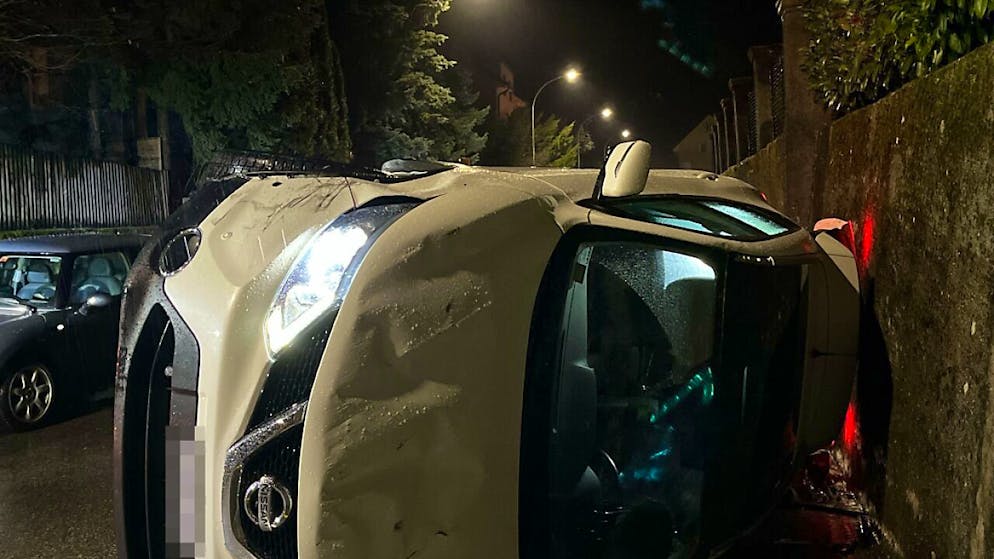 Das Auto der 75-Jährigen blieb auf der Seite liegen und musste mit Totalschaden abtransportiert werden.