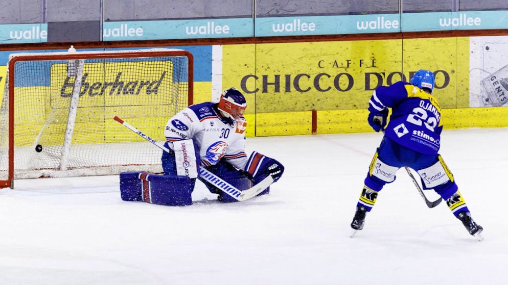 Klotens Stürmer Niko Ojamäki traf mittels Penalty zum 4:4 gegen ZSC-Goalie Simon Hrubec