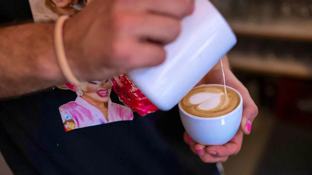 When growing coffee, for example, Swiss corporations and their subsidiaries abroad should have to comply with due diligence obligations in terms of human rights and environmental protection. This is what the new Responsible Business Initiative demands. (theme picture)