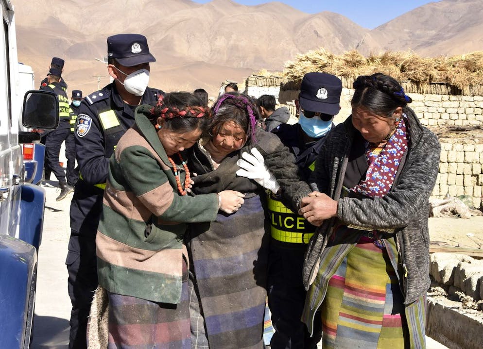 I soccorritori trasferiscono i feriti nel villaggio di Zhacun della contea di Dingri a Xigaze, nella regione autonoma dello Xizang, nel sud-ovest della Cina.