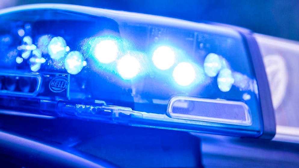 ARCHIVE - A blue light shines on a police patrol. Photo: Lino Mirgeler/dpa