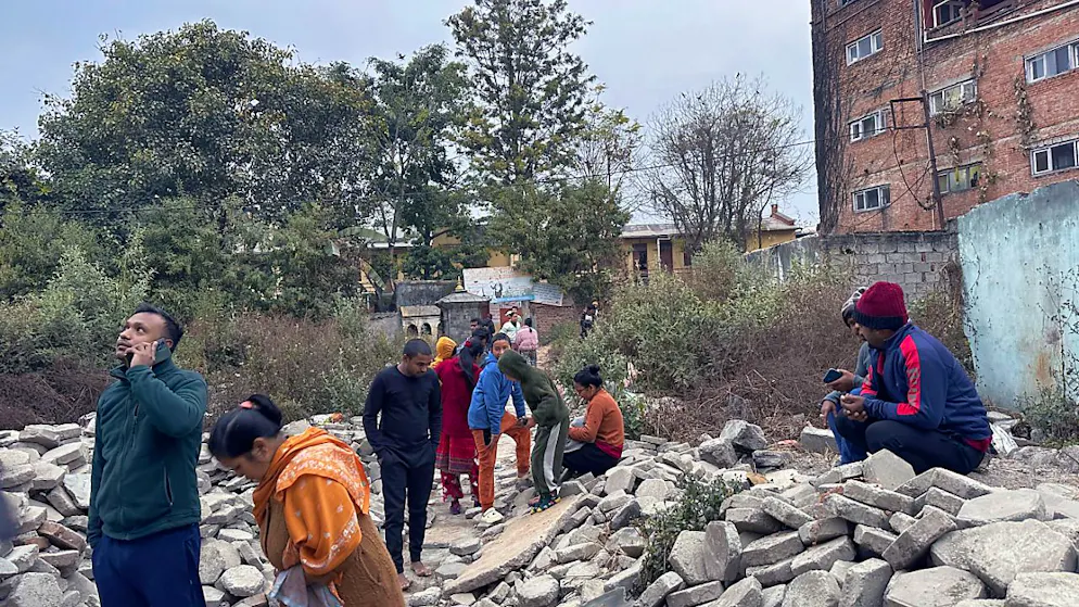Menschen versammeln sich vor ihren Häusern neben Trümmern nach einem Erdbeben. Bei einem Erdbeben der Stärke 6,8 in der chinesischen Region Tibet sind mehrere Menschen ums Leben gekommen. Foto: Sunil Sharma/ZUMA Press Wire/dpa