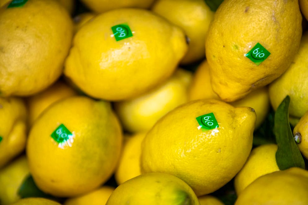I limoni sono salutari e contengono molta vitamina C e hanno un effetto antinfiammatorio.