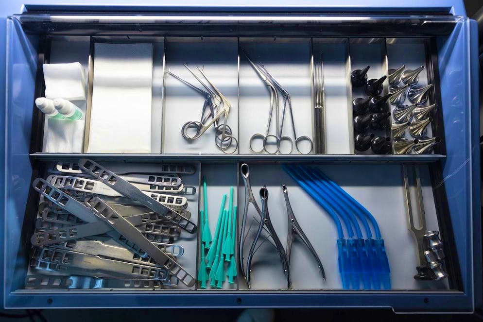 Une opération du crâne à Lausanne a eu de lourdes conséquences pour une femme.