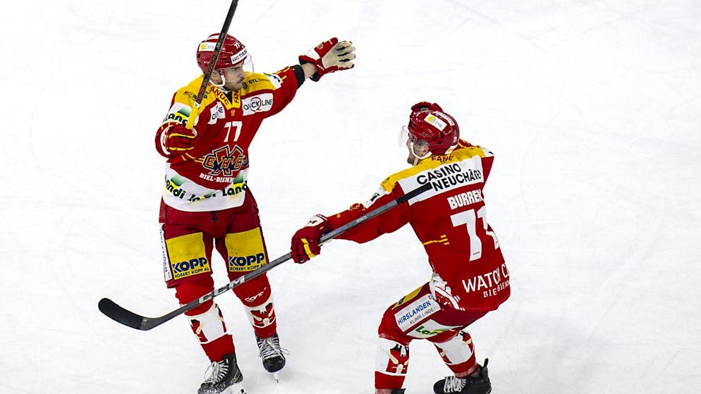 Robin Grossmann freut sich mit Yanik Burren über das 2:1