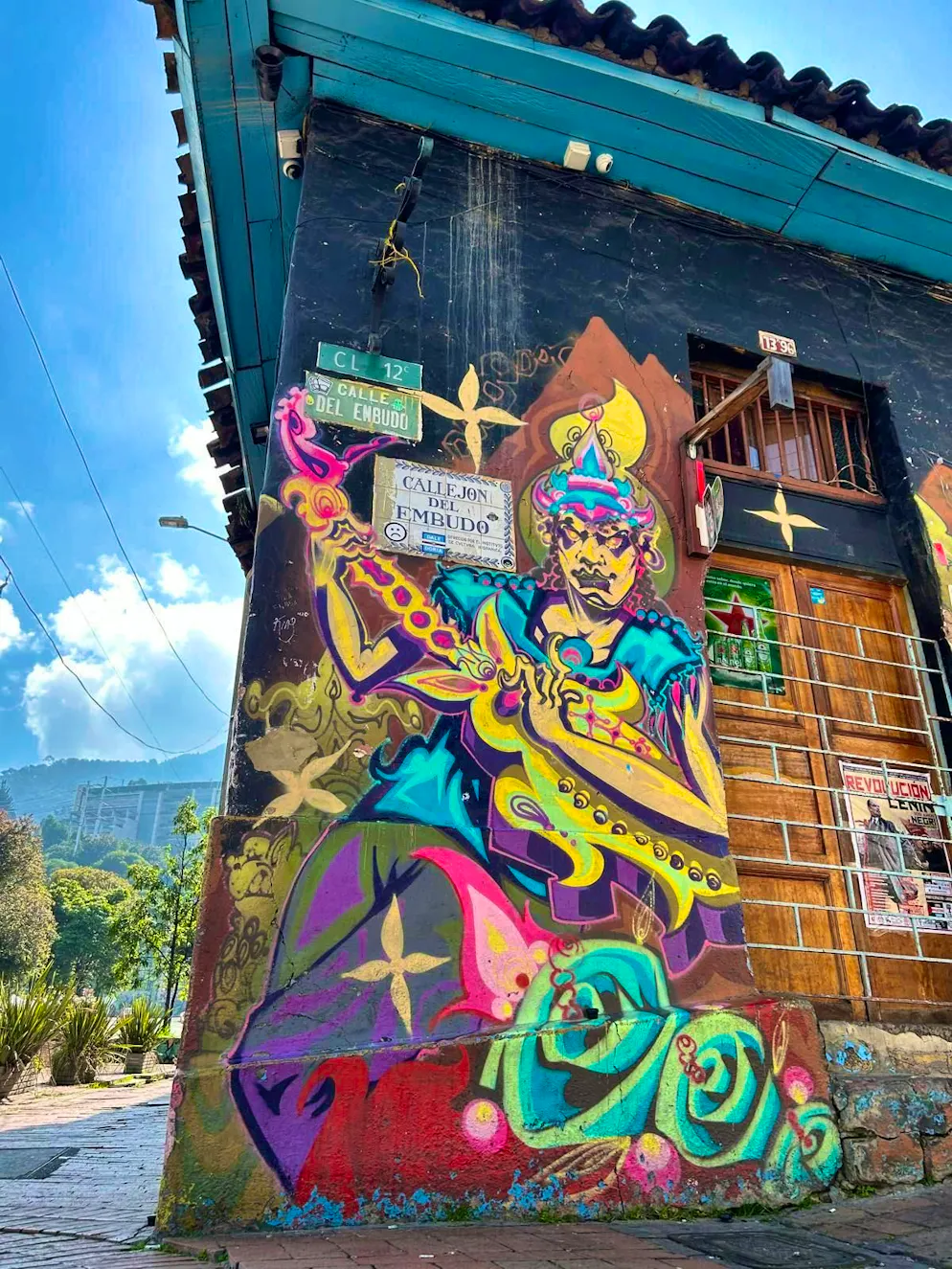 Bogotà. Alleyways with graffiti art in the city center invite you to explore.