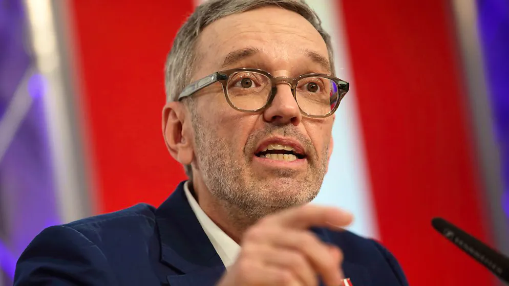 Österreichs FPÖ-Chef Herbert Kickl spricht auf einer Pressekonferenz anlässlich der bevorstehenden Koalitionsverhandlungen mit der ÖVP in Wien. Foto: Heinz-Peter Bader/AP/dpa