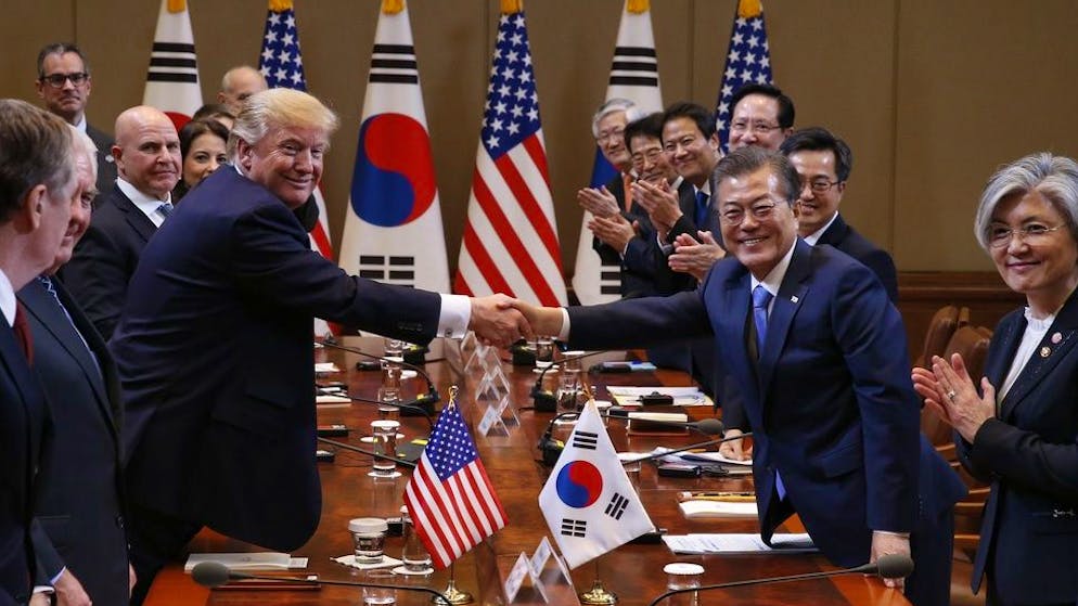 Donald Trump schüttelt am 7. November 2017 in Seoul die Hand von Südkoreas Präsident Moon Jae-in.