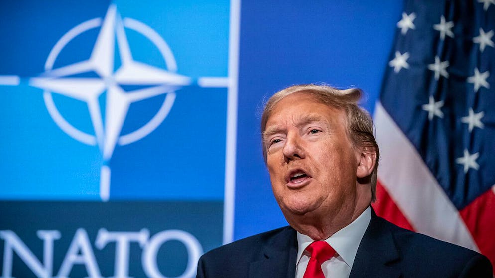 ARCHIV - Der künftige US-Präsident Donald Trump vor dem Logo der Nato. Foto: Michael Kappeler/dpa