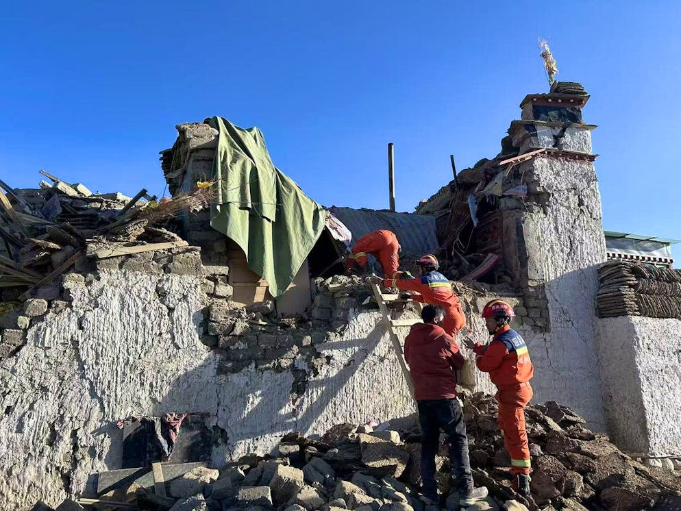 Un puissant séisme fait au moins 95 morts au Tibet - Gallery. Des sauveteurs travaillent dans une zone touchée par le tremblement de terre dans le canton de Changsuo de Dingri à Xigaze, dans la région autonome du Xizang (sud-ouest de la Chine), le 7 janvier 2025.