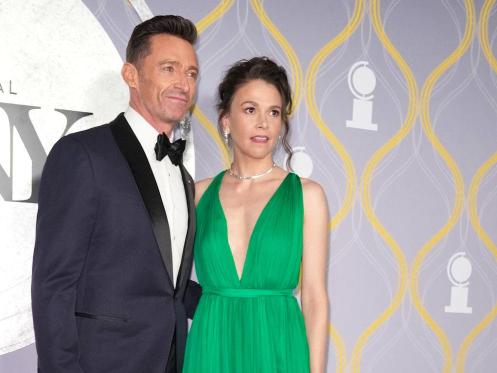 Hugh Jackman et Sutton Foster ont été vus en public, se tenant la main.