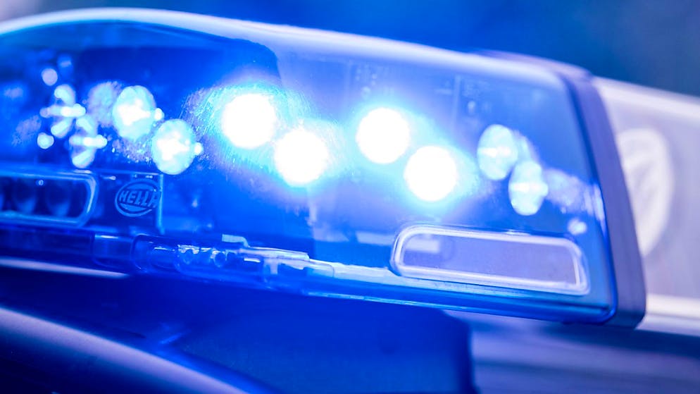 ARCHIV - Ein Blaulicht leuchtet an einer Polizeistreife. Foto: Lino Mirgeler/dpa