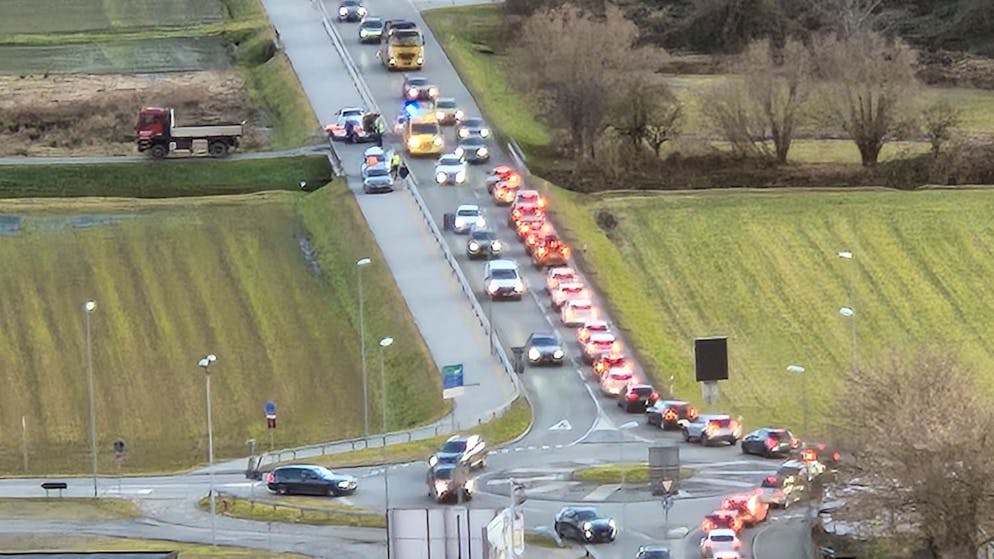 Camion contro bici. Grave incidente della circolazione a Riazzino, strada chiusa