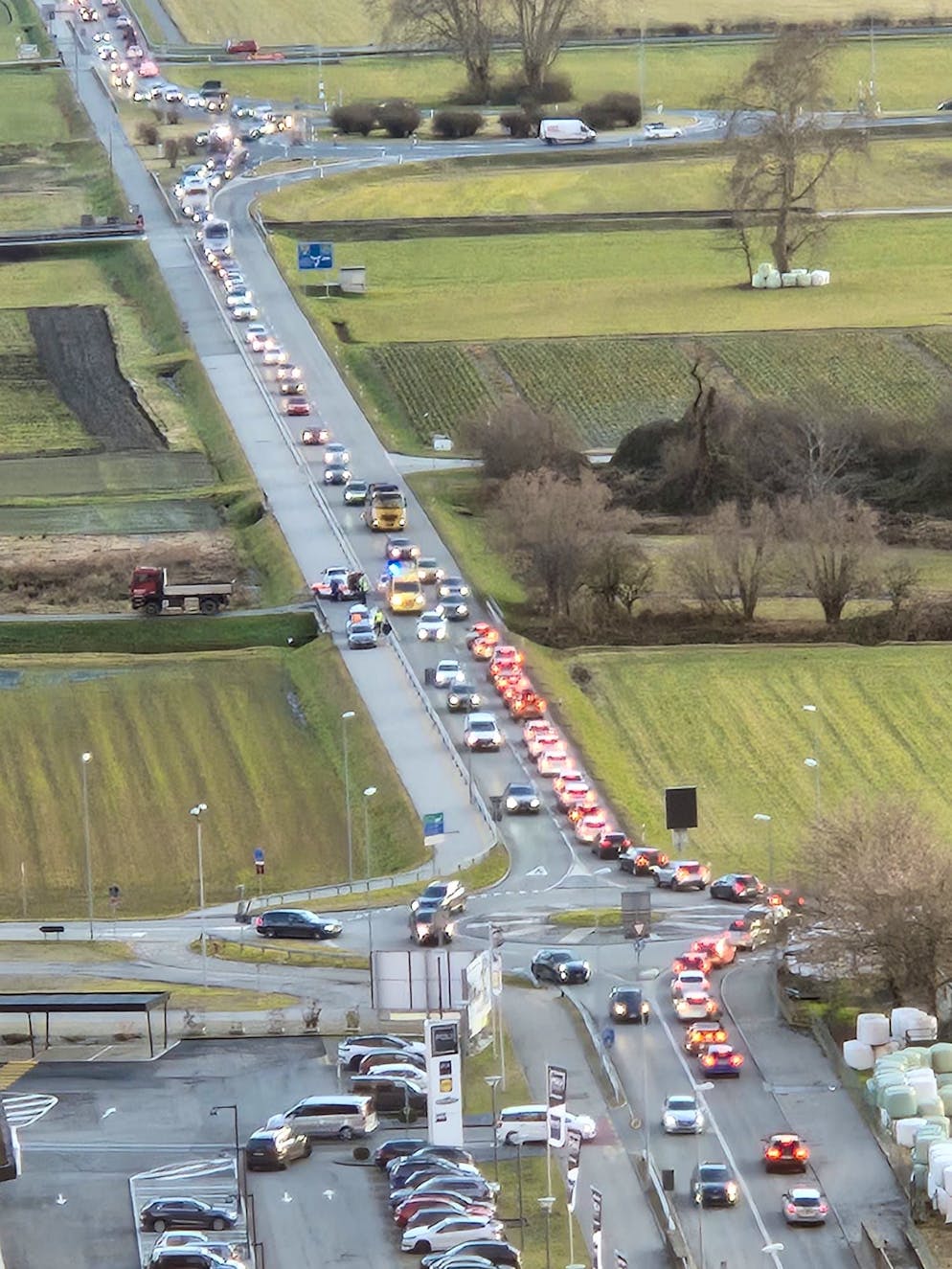 Il luogo dell'incidente visto dall'alto. Sulla sinistra si vede il camion coinvolto nel sinistro