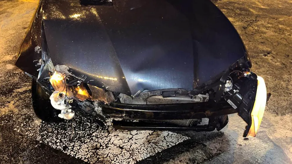 Der in Nebikon LU verunfallte Wagen wurde so stark beschädigt, dass Öl auslief und deswegen die Feuerwehr aufgeboten werden musste.