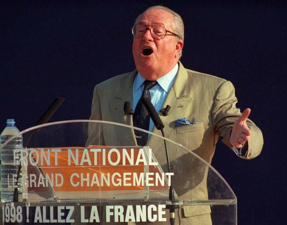 Le leader d'extrême droite Jean-Marie Le Pen prononce son discours de clôture lors du festival de deux jours de son parti, le Front national, dimanche 28 septembre 1997 à Vincennes, en banlieue parisienne. Sur son pupitre, on peut lire : « Le Front national, le grand changement ». (KEYSTONE/AP PHOTO/Jacques Brinon) (archive)